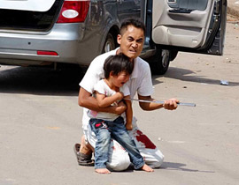 في لحظة مرعبة: اب يهدد بقتل ابنته بالسيف اذا لم تتركه الشرطة! صورة رقم 1