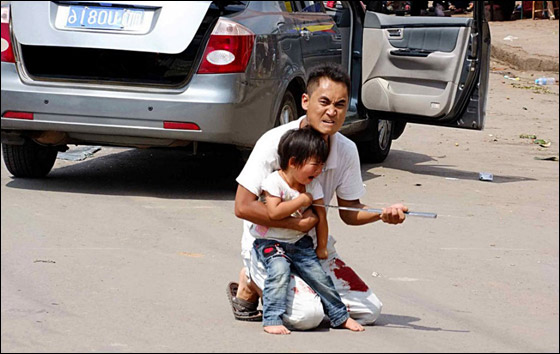 في لحظة مرعبة: اب يهدد بقتل ابنته بالسيف اذا لم تتركه الشرطة! صورة رقم 2