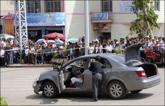 في لحظة مرعبة: اب يهدد بقتل ابنته بالسيف اذا لم تتركه الشرطة! صورة رقم 3
