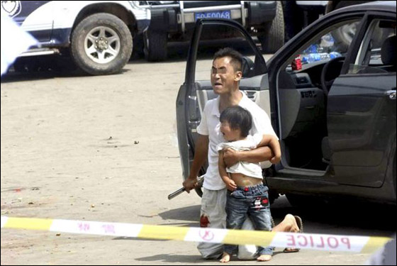 في لحظة مرعبة: اب يهدد بقتل ابنته بالسيف اذا لم تتركه الشرطة! صورة رقم 4