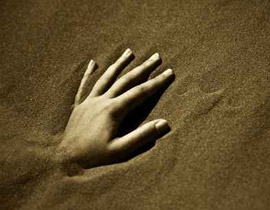 أراد أن يختبر مقاومته فطمر نفسه بالتراب وتحول إلى جثة هامدة!! صورة رقم 1