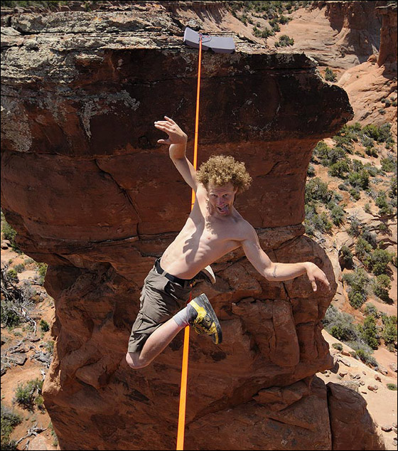 دون وسائل امان: مغامر يمشي على حبل رفيع مع ابتسامة عريضة  صورة رقم 2