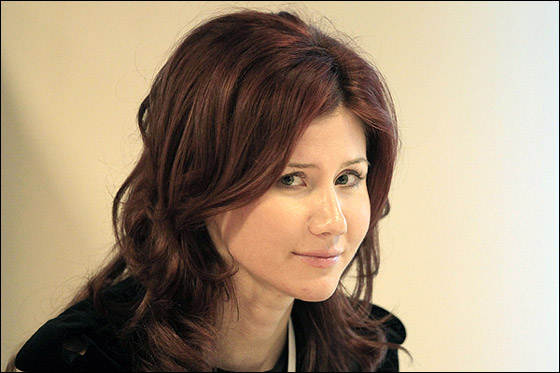 الجاسوسة الحسناء انا تشابمان رئيسة تحرير لصحيفة اخبارية! صورة رقم 1