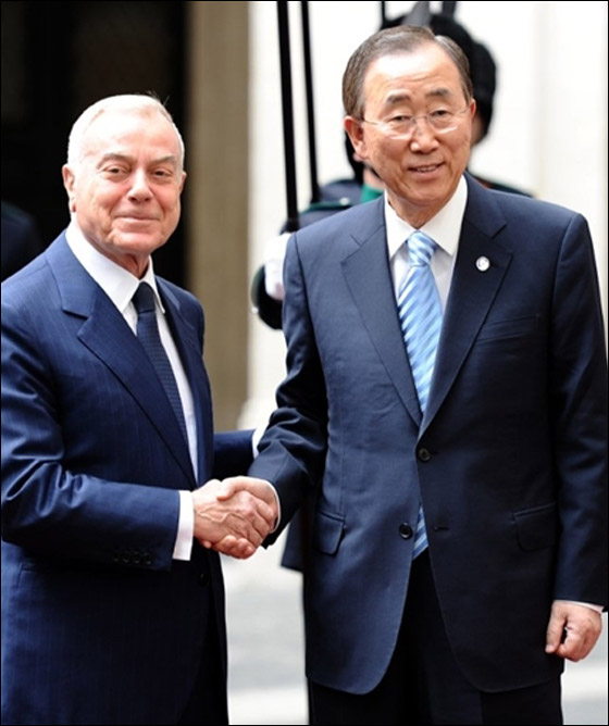 الاعلام ينتقد برسكلوني بسبب لمسه ذراع الملك خوان كارلوس  صورة رقم 7