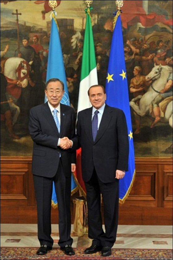 الاعلام ينتقد برسكلوني بسبب لمسه ذراع الملك خوان كارلوس  صورة رقم 8