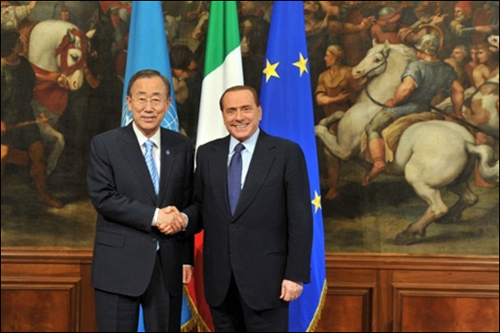 الاعلام ينتقد برسكلوني بسبب لمسه ذراع الملك خوان كارلوس  صورة رقم 11