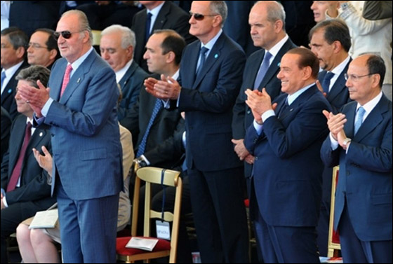 الاعلام ينتقد برسكلوني بسبب لمسه ذراع الملك خوان كارلوس  صورة رقم 6