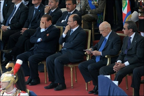 الاعلام ينتقد برسكلوني بسبب لمسه ذراع الملك خوان كارلوس  صورة رقم 16