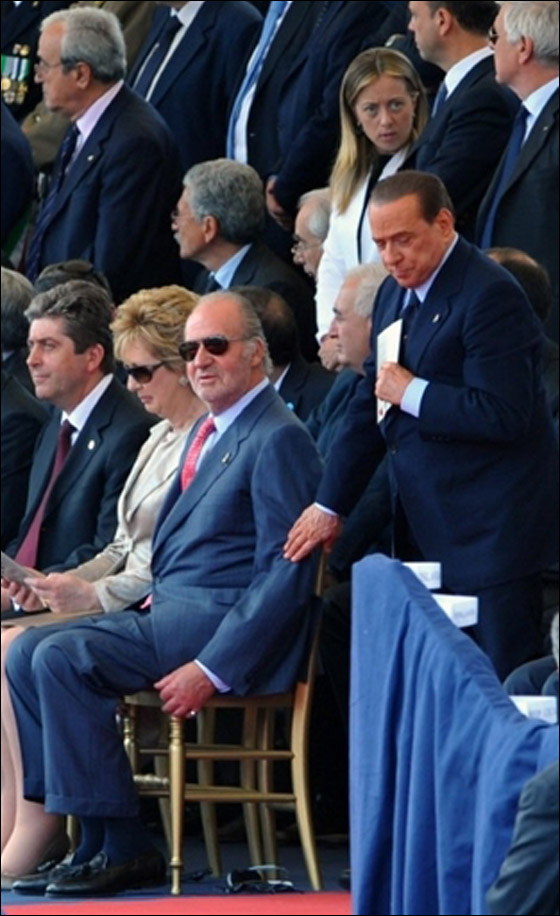 الاعلام ينتقد برسكلوني بسبب لمسه ذراع الملك خوان كارلوس  صورة رقم 2