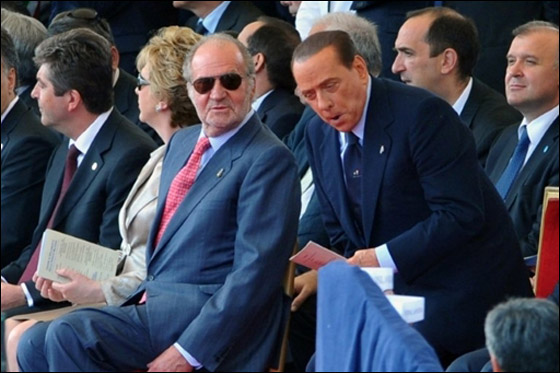 الاعلام ينتقد برسكلوني بسبب لمسه ذراع الملك خوان كارلوس  صورة رقم 3