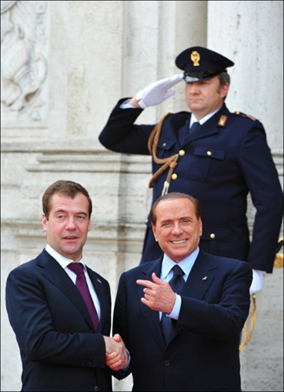 الاعلام ينتقد برسكلوني بسبب لمسه ذراع الملك خوان كارلوس  صورة رقم 17