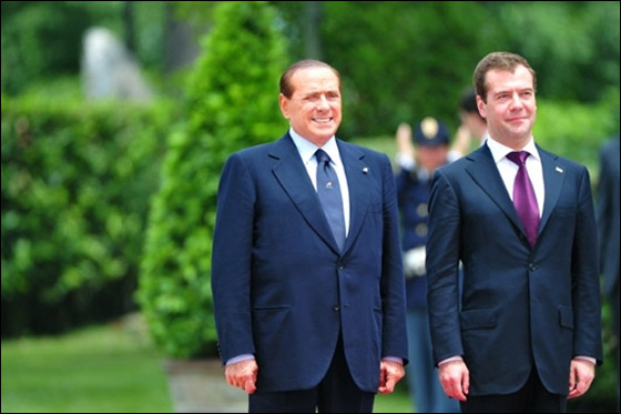 الاعلام ينتقد برسكلوني بسبب لمسه ذراع الملك خوان كارلوس  صورة رقم 15