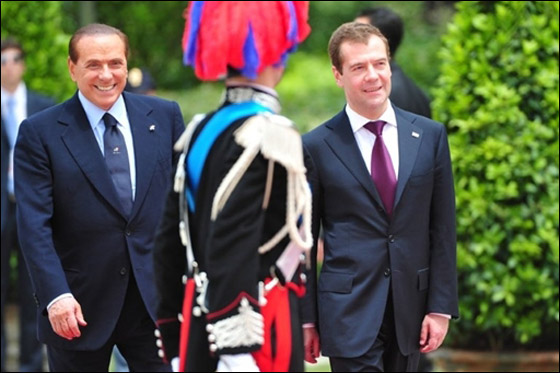 الاعلام ينتقد برسكلوني بسبب لمسه ذراع الملك خوان كارلوس  صورة رقم 13