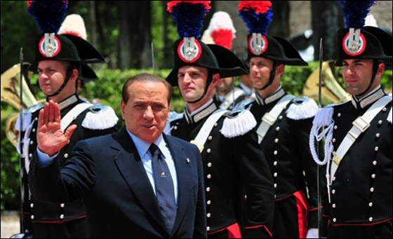 الاعلام ينتقد برسكلوني بسبب لمسه ذراع الملك خوان كارلوس  صورة رقم 14