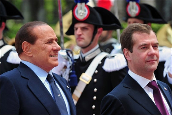 الاعلام ينتقد برسكلوني بسبب لمسه ذراع الملك خوان كارلوس  صورة رقم 5