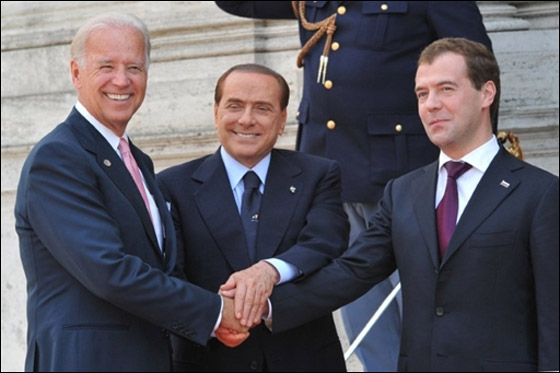 الاعلام ينتقد برسكلوني بسبب لمسه ذراع الملك خوان كارلوس  صورة رقم 10