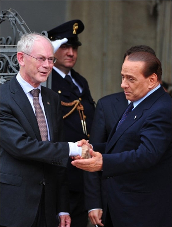 الاعلام ينتقد برسكلوني بسبب لمسه ذراع الملك خوان كارلوس  صورة رقم 9