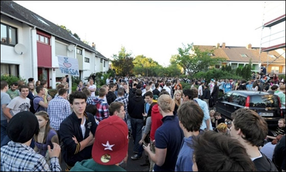 دعت أصدقائها لحضور عيد ميلادها فاشتهرت وأثارت الجدل!! صورة رقم 3 دعت أصدقائها لحضور عيد ميلادها فاشتهرت وأثارت الجدل!! صورة رقم 3