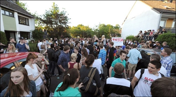 دعت أصدقائها لحضور عيد ميلادها فاشتهرت وأثارت الجدل!! صورة رقم 6 دعت أصدقائها لحضور عيد ميلادها فاشتهرت وأثارت الجدل!! صورة رقم 6