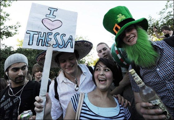 دعت أصدقائها لحضور عيد ميلادها فاشتهرت وأثارت الجدل!! صورة رقم 5 دعت أصدقائها لحضور عيد ميلادها فاشتهرت وأثارت الجدل!! صورة رقم 5