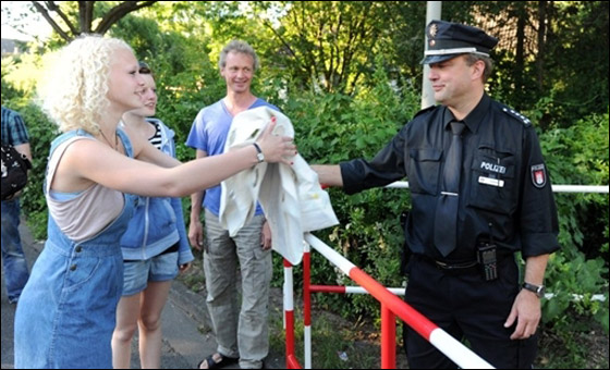 دعت أصدقائها لحضور عيد ميلادها فاشتهرت وأثارت الجدل!! صورة رقم 2 دعت أصدقائها لحضور عيد ميلادها فاشتهرت وأثارت الجدل!! صورة رقم 2