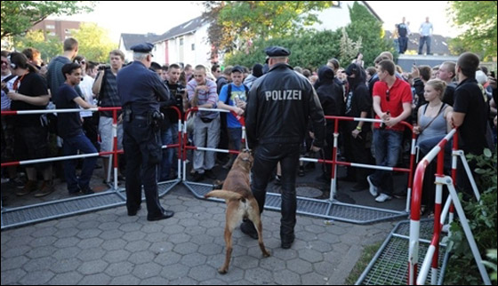 دعت أصدقائها لحضور عيد ميلادها فاشتهرت وأثارت الجدل!! صورة رقم 4 دعت أصدقائها لحضور عيد ميلادها فاشتهرت وأثارت الجدل!! صورة رقم 4