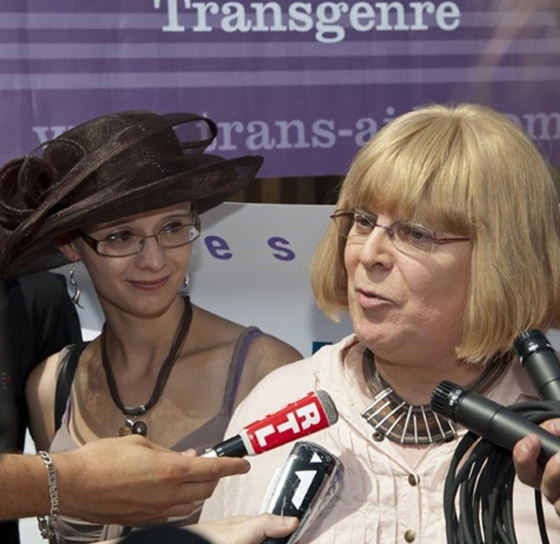 لأول مرة في فرنسا.. زفاف كبير لامرأتين مثليتي النوع!    صورة رقم 5