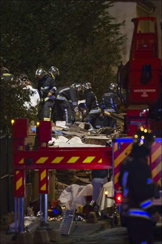 بالصور.. انهيار فندق 4 طوابق على منزل يقتل عائلة كاملة!!  صورة رقم 8