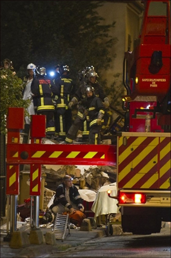 بالصور.. انهيار فندق 4 طوابق على منزل يقتل عائلة كاملة!!  صورة رقم 10