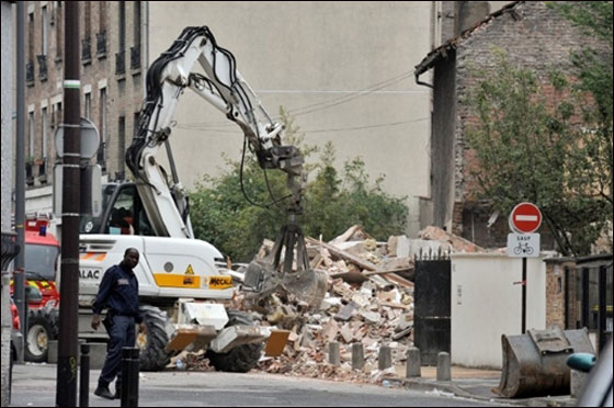 بالصور.. انهيار فندق 4 طوابق على منزل يقتل عائلة كاملة!!  صورة رقم 16