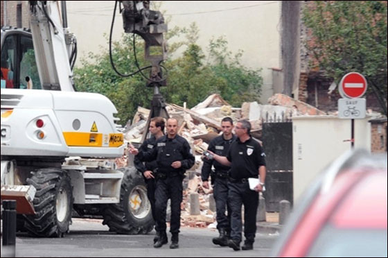 بالصور.. انهيار فندق 4 طوابق على منزل يقتل عائلة كاملة!!  صورة رقم 21