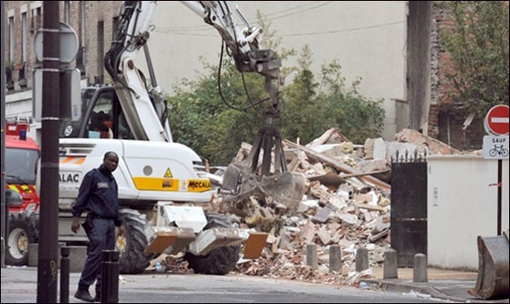 بالصور.. انهيار فندق 4 طوابق على منزل يقتل عائلة كاملة!!  صورة رقم 1