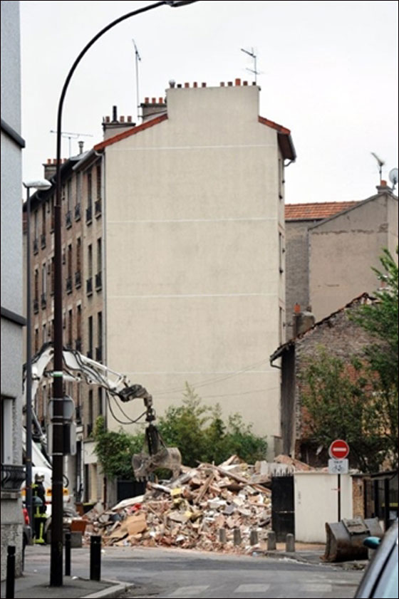 بالصور.. انهيار فندق 4 طوابق على منزل يقتل عائلة كاملة!!  صورة رقم 4