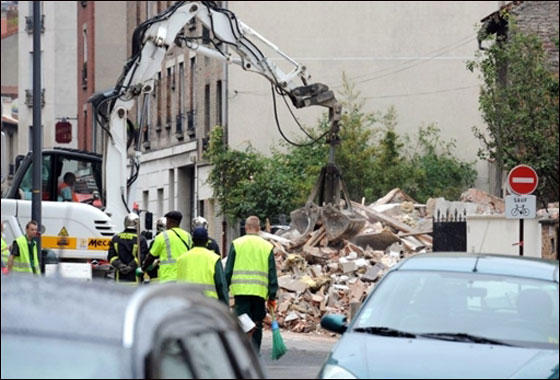 بالصور.. انهيار فندق 4 طوابق على منزل يقتل عائلة كاملة!!  صورة رقم 15