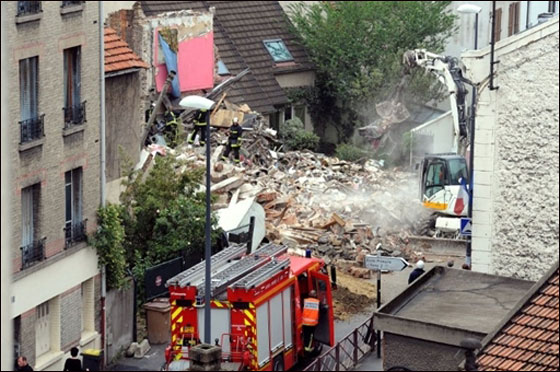 بالصور.. انهيار فندق 4 طوابق على منزل يقتل عائلة كاملة!!  صورة رقم 3