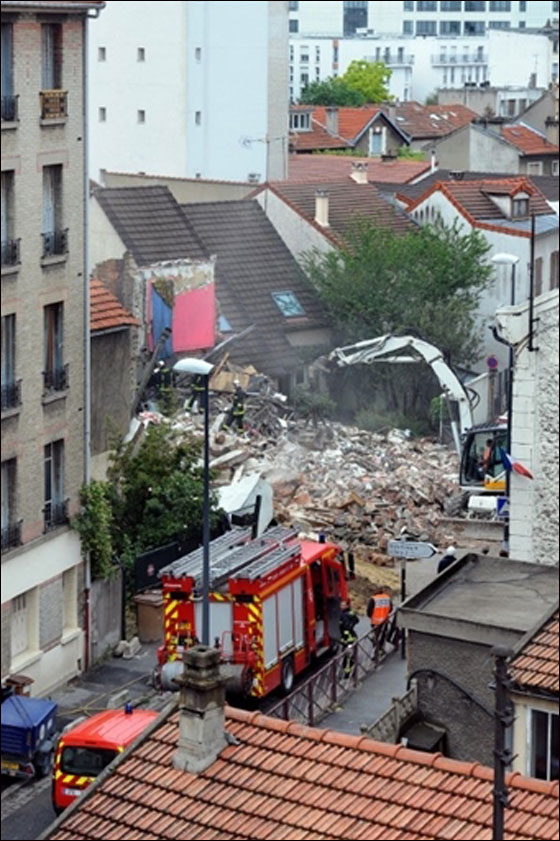 بالصور.. انهيار فندق 4 طوابق على منزل يقتل عائلة كاملة!!  صورة رقم 18