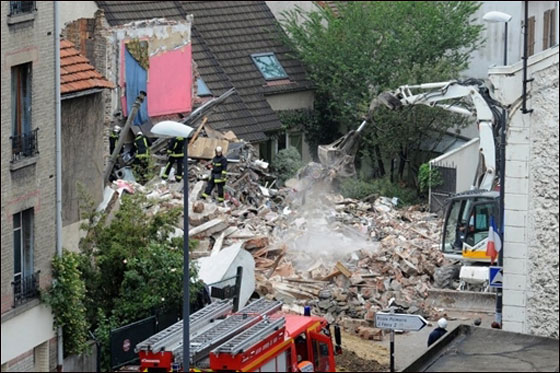 بالصور.. انهيار فندق 4 طوابق على منزل يقتل عائلة كاملة!!  صورة رقم 19