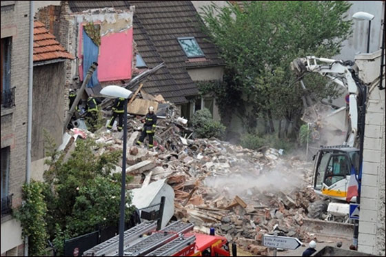 بالصور.. انهيار فندق 4 طوابق على منزل يقتل عائلة كاملة!!  صورة رقم 20