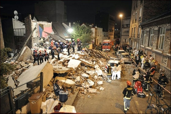 بالصور.. انهيار فندق 4 طوابق على منزل يقتل عائلة كاملة!!  صورة رقم 17