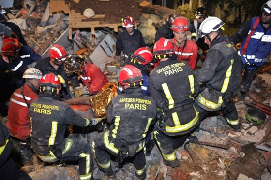 بالصور.. انهيار فندق 4 طوابق على منزل يقتل عائلة كاملة!!  صورة رقم 23