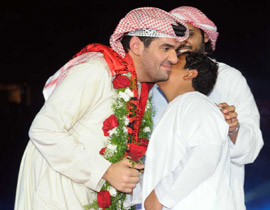 الجسمي يحتفل بنادي الجزيرة الى جانب اللاعبين والجمهور صورة رقم 1 الجسمي يحتفل بنادي الجزيرة الى جانب اللاعبين والجمهور صورة رقم 1