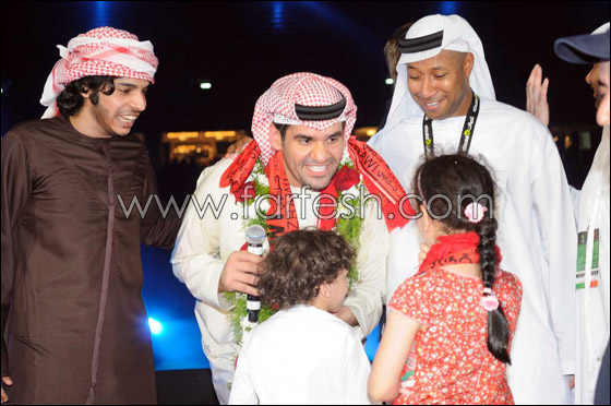 الجسمي يحتفل بنادي الجزيرة الى جانب اللاعبين والجمهور صورة رقم 5 الجسمي يحتفل بنادي الجزيرة الى جانب اللاعبين والجمهور صورة رقم 5