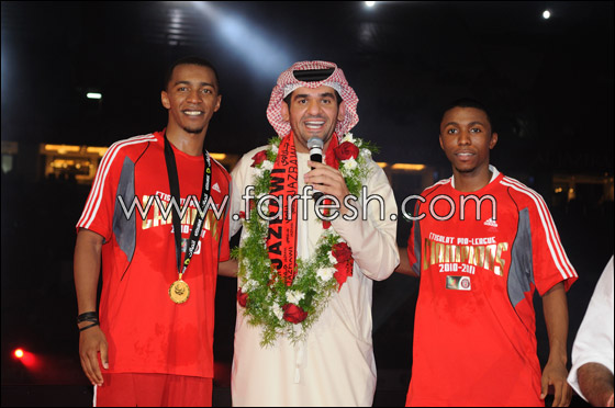 الجسمي يحتفل بنادي الجزيرة الى جانب اللاعبين والجمهور صورة رقم 4 الجسمي يحتفل بنادي الجزيرة الى جانب اللاعبين والجمهور صورة رقم 4