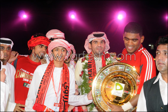 الجسمي يحتفل بنادي الجزيرة الى جانب اللاعبين والجمهور صورة رقم 3 الجسمي يحتفل بنادي الجزيرة الى جانب اللاعبين والجمهور صورة رقم 3