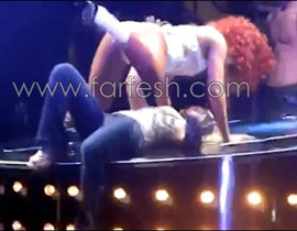 ببث مباشر.. ريهانا تقوم بالرقص الاباحي فوق إمرأة امام الملايين!! صورة رقم 1 ببث مباشر.. ريهانا تقوم بالرقص الاباحي فوق إمرأة امام الملايين!! صورة رقم 1