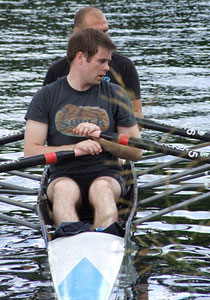 انقاذ المغامر العاري بعد فشله في قطع المحيط الهندي  صورة رقم 1