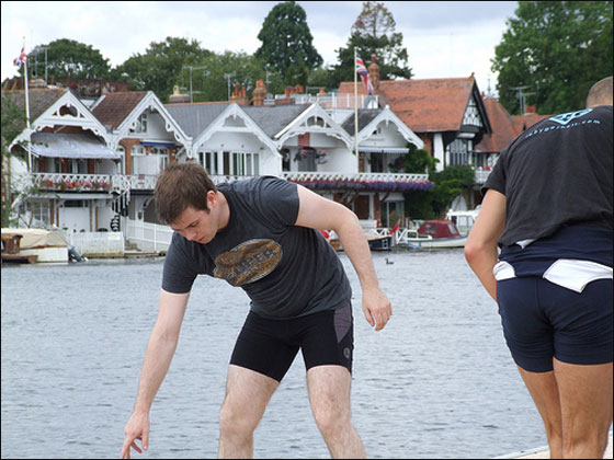 انقاذ المغامر العاري بعد فشله في قطع المحيط الهندي  صورة رقم 7