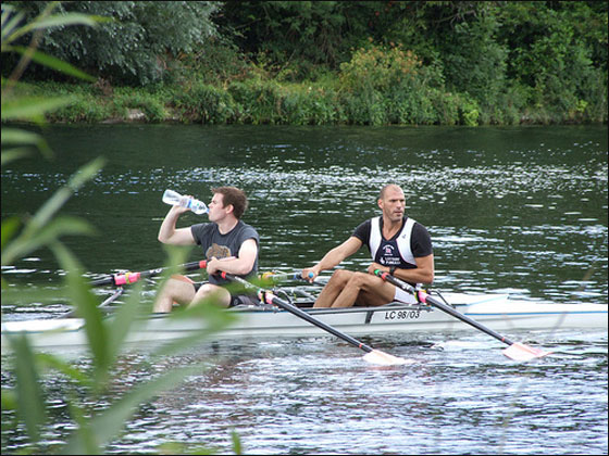 انقاذ المغامر العاري بعد فشله في قطع المحيط الهندي  صورة رقم 5