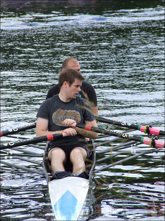 انقاذ المغامر العاري بعد فشله في قطع المحيط الهندي  صورة رقم 4