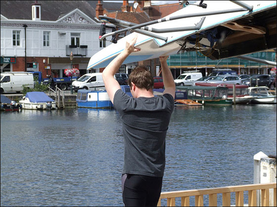 انقاذ المغامر العاري بعد فشله في قطع المحيط الهندي  صورة رقم 9